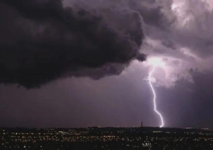TEMPESTADES RETORNAM AO PARANÁ COM CHUVAS MAIS EXPRESSIVAS NA FAIXA CENTRAL